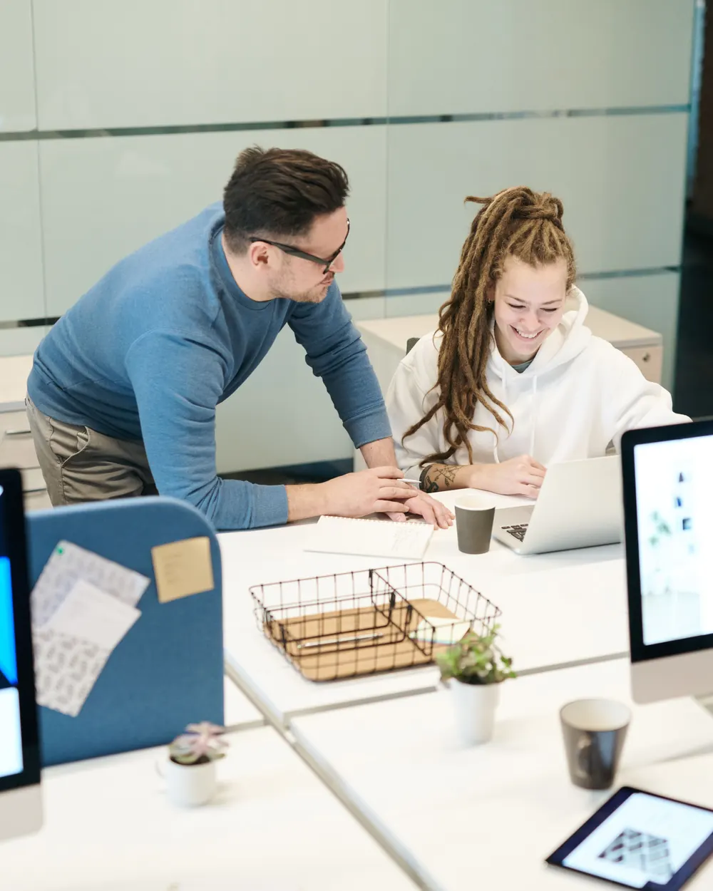 Team bei der Zusammenarbeit im Büro